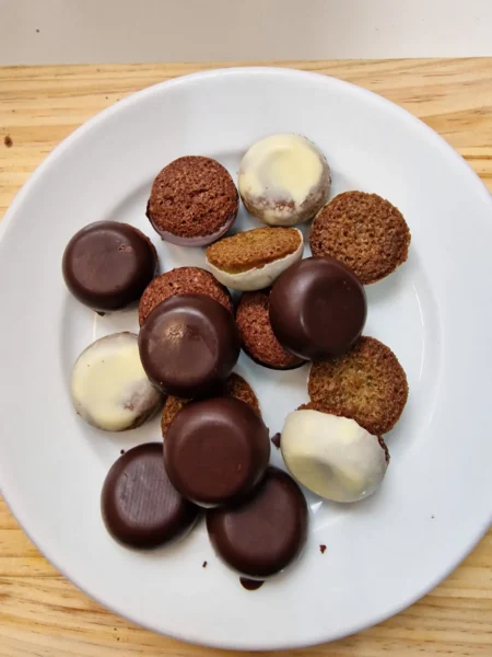 Mini financiers coque chocolat : pistache -chocolat blanc et chocolat-chocolat noir