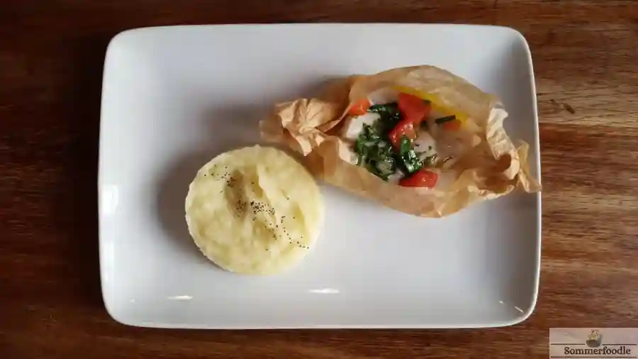 Poisson sauce vierge accompagné par une purée de pomme de terre.