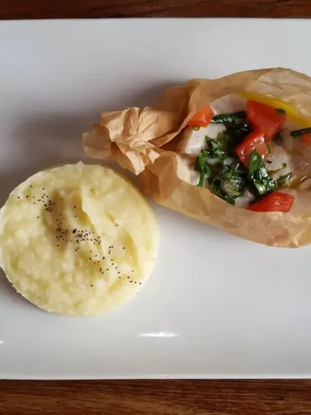 Poisson sauce vierge accompagné par une purée de pomme de terre.