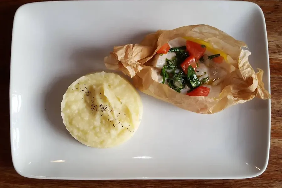 Poisson sauce vierge accompagné par une purée de pomme de terre.
