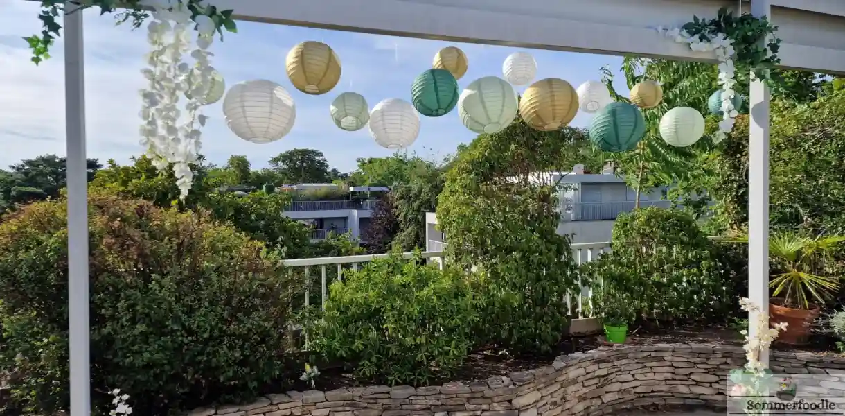 Terrasse noces de perle avec lampes chinoises.