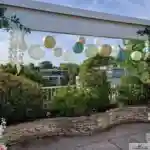 Terrasse noces de perle avec lampes chinoises.