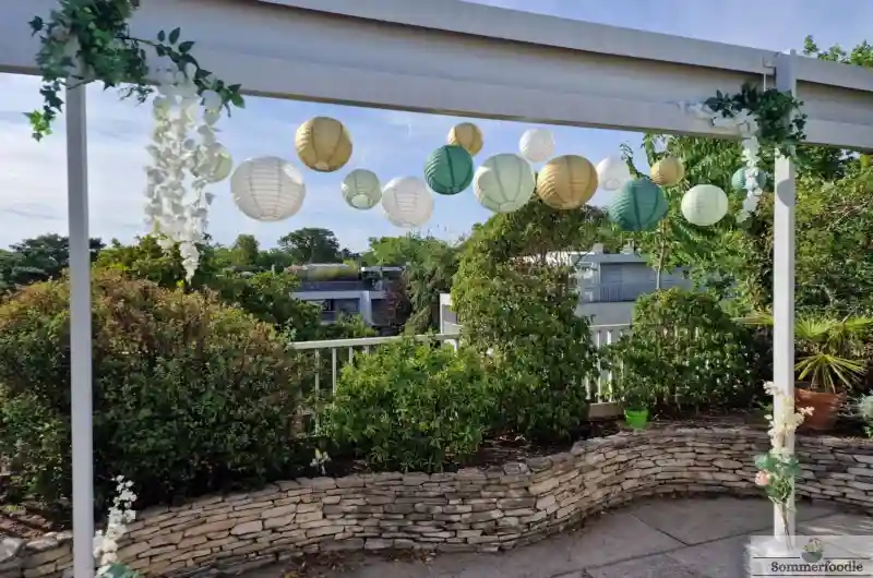 Terrasse noces de perle avec lampes chinoises.