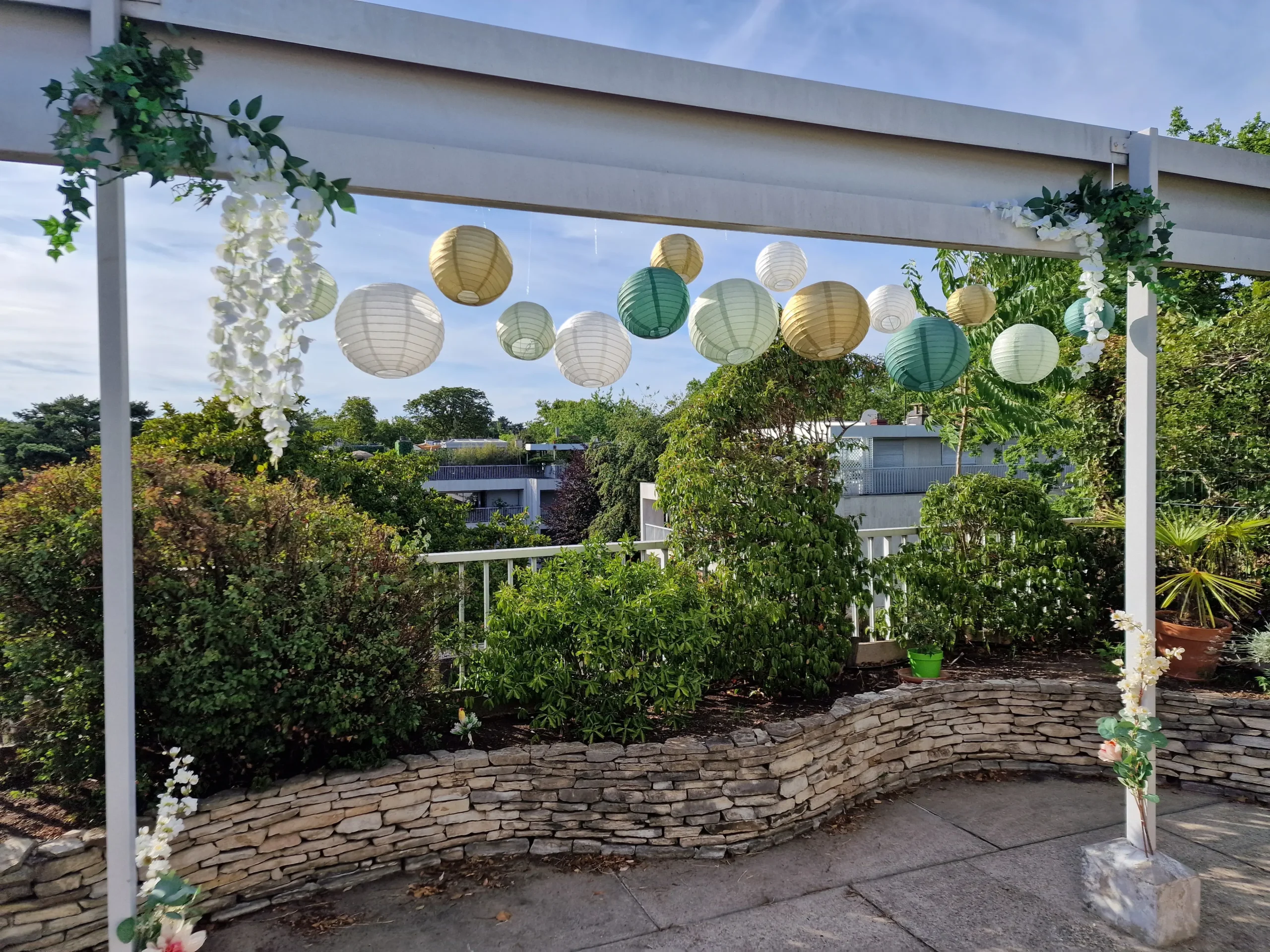 Terrasse noces de perle avec lampes chinoises.