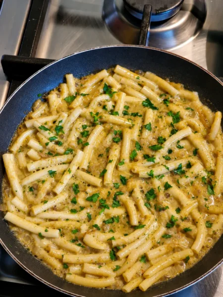 Pâtes avec une sauce aux couteaux : bouillon, beurre,ail et persil