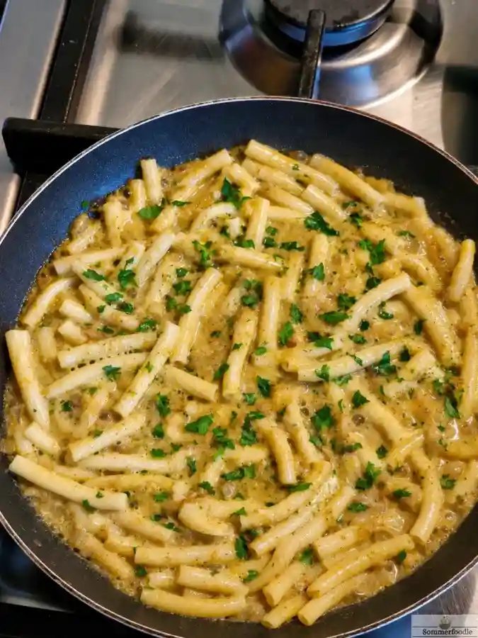 Pâtes avec une sauce aux couteaux : bouillon, beurre,ail et persil