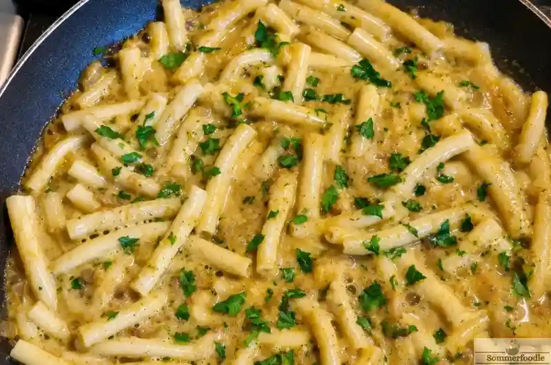Pâtes avec une sauce aux couteaux : bouillon, beurre,ail et persil
