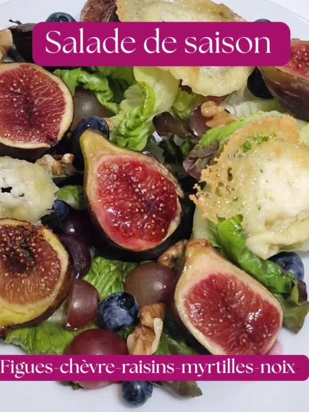 Salade figues-chèvre-raisins et myrtilles. Quelque noix et croûtons.