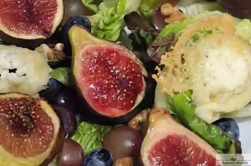 Salade figues-chèvre-raisins et myrtilles. Quelque noix et croûtons.